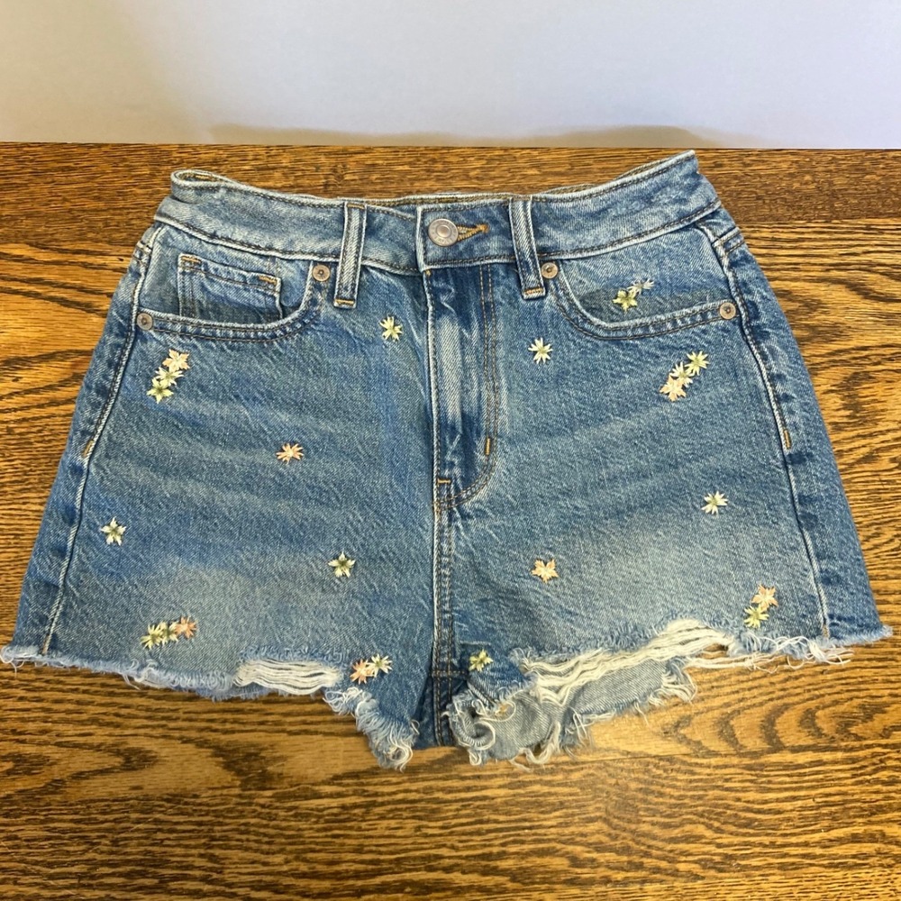 American Eagle Floral Embroidered Mom Shorts Light Wash Denim Distressed 000